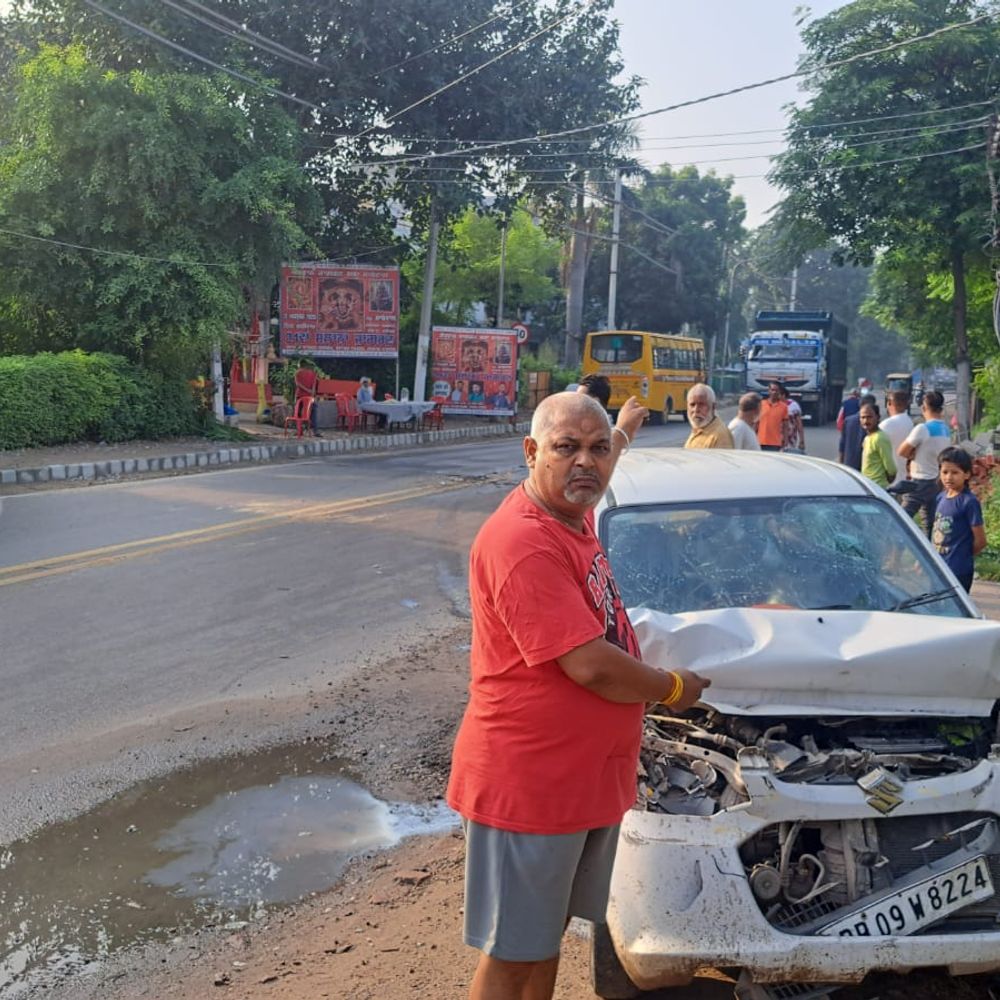 अर्बन एस्टेट 2 में लाल बत्ती न होने से स्कूल बस-कार में टक्कर