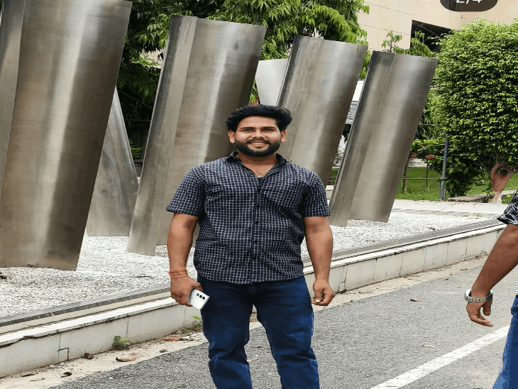 परीक्षा देकर निकले ITM छात्र को वाहन ने कुचला, मौत:झांसी-ग्वालियर हाईवे पर सड़क पार करते समय हादसा; BBA फर्स्ट सेमेस्टर का छात्र था अमित