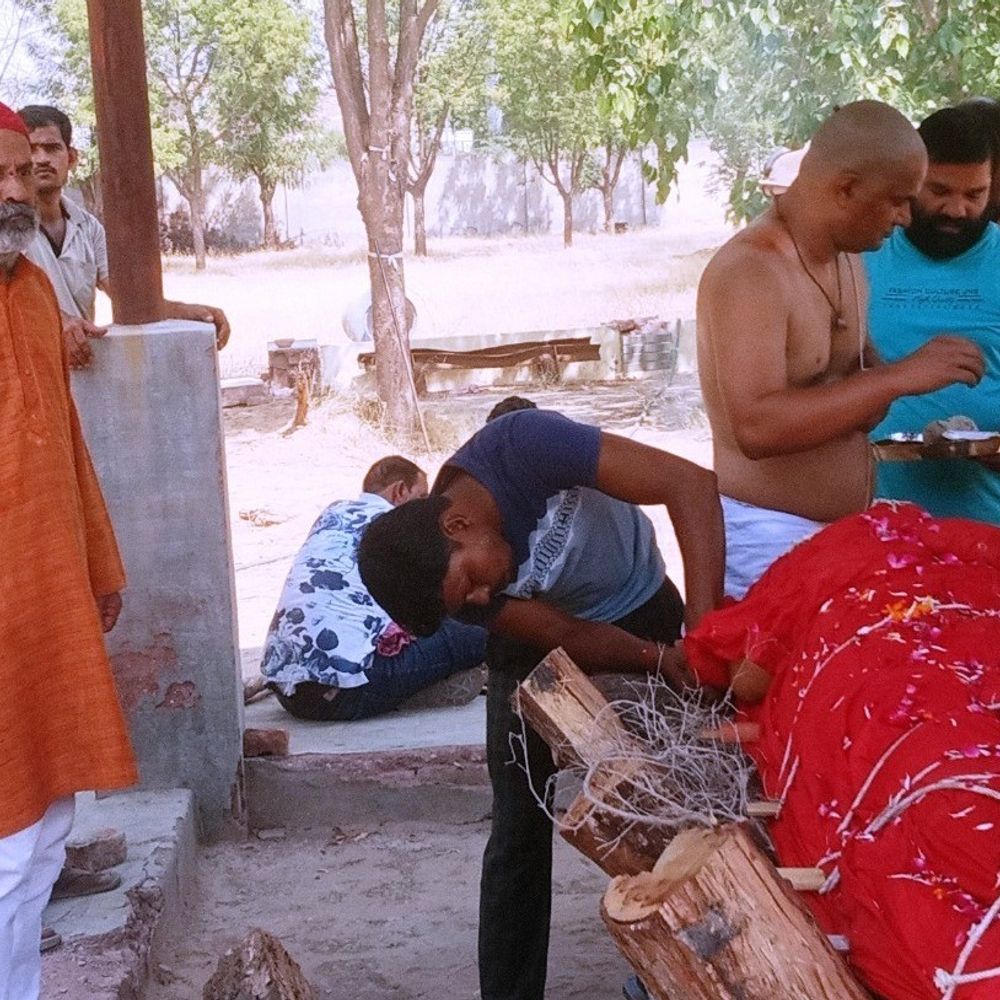 दुल्हन के परिधान पहनाकर पत्नी को दी अंतिम विदाई:पति दुल्हा बनकर शामिल हुआ, कहा- जैसी सुहागन लाया था, वैसे ही विदा करूंगा