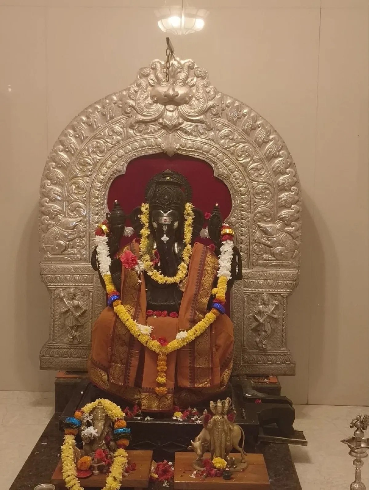 सागवान की लकड़ी पर उकेरे गणेश के 36 स्वरूप, रविनगर का बालमुरी गणपति मंदिर बना आस्था का केंद्र