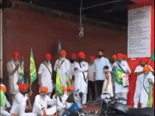 जालंधर में कनाडा वीजा के नाम पर लाखों की ठगी:किंगडम कंसल्टेंट के बाहर किसानों का धरना, पैसे न मिलने पर सड़क होगी जाम