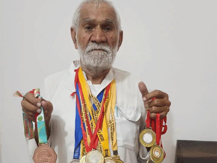 सिरसा के लालचंद ने 85वर्ष की उम्र में की एमए:बोले-पोते-पोतियों के ताने और कम पढ़े-लिखे होना सहन नहीं हुआ, सेना-रोडवेज से रिटायर्ड