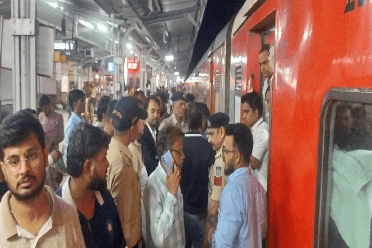 ट्रेन के एसी कोच में यात्री को दिखा सांप, दमोह में सीट छोड़कर भागे लोग, मच गया हड़कंप