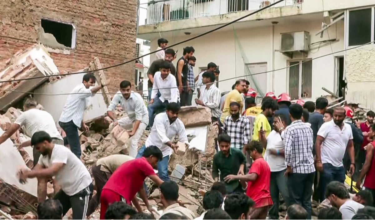 ‘बचाओ-बचाओ’ चिल्ला रहे मलबे में दबे बच्चे! चश्मदीदों ने बताया Satya Niketan Building Collapse का खौफनाक मंजर
