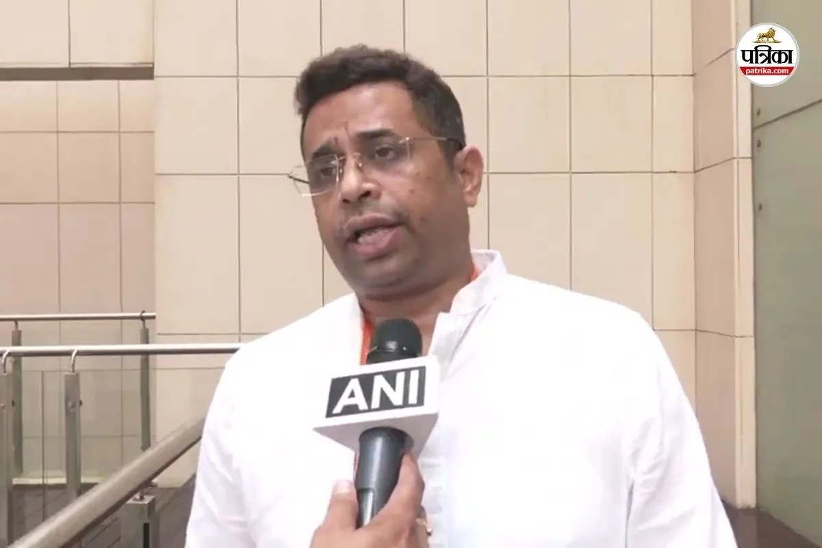 ममता बनर्जी पर सौमित्र खान का प्रहार, बोले- कोमा से जागकर CPM से मिलाया हाथ, चेयर चाहिए तो भेज देंगे PM लिखी कुर्सी