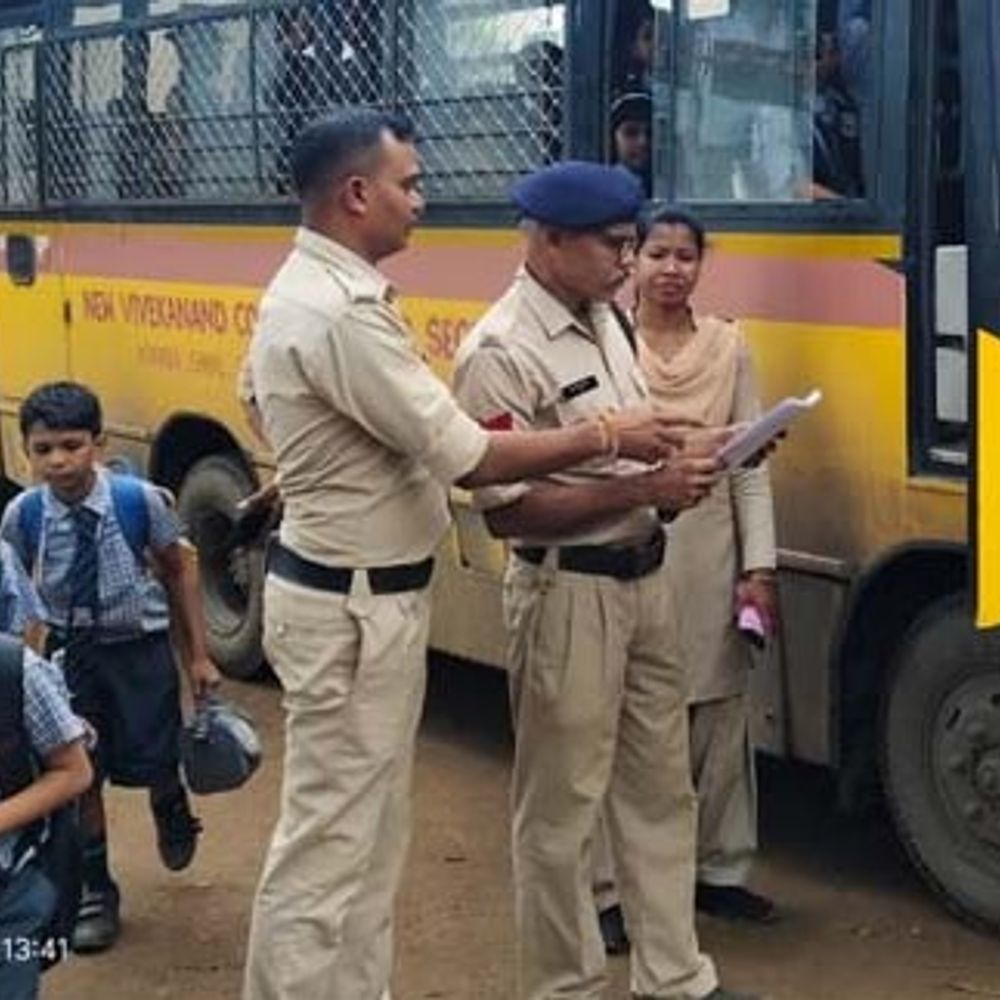 रायगढ़ में स्कूली वाहनों की पुलिस ने की जांच:ड्राइविंग लाइसेंस-फिटनेस और ड्रायवर के चरित्र सत्यापन की पड़ताल, कहा- बच्चों की सुरक्षा में लापरवाही पर होगी सख्त कार्रवाई