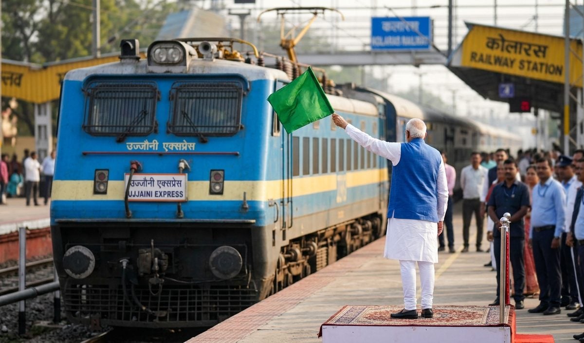 शिवपुरी के कोलारस में उज्जैनी एक्सप्रेस का प्रायोगिक ठहराव शुरू, सिंधिया ने दिखाई हरी झंडी