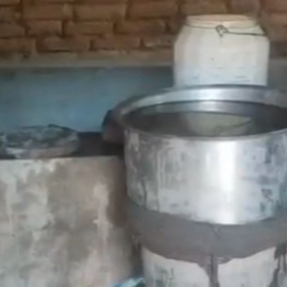 टीकमगढ़ में अवैध हाथभट्टी शराब पकड़ी, 765 किलो लहान नष्ट:7 ग्रामीण इलाकों में कार्रवाई, सागर जिले में जहरीली शराब से मौतों के बाद एक्शन