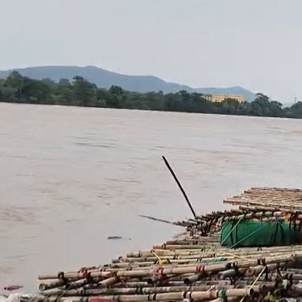 नदी में उतरे दो युवक तेज बहाव में बहे:जमशेदपुर में बारीडीह बस्ती के जिला स्कूल घाट पर देर रात हुआ हादसा, दोनों युवक लापता