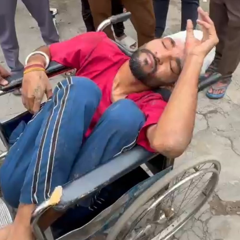 दबंगों ने युवक को पीटकर अधमरा किया:गाड़ी में तोड़फोड़, दहशत फैलाने के लिए तीन राउंड फायरिंग का आरोप