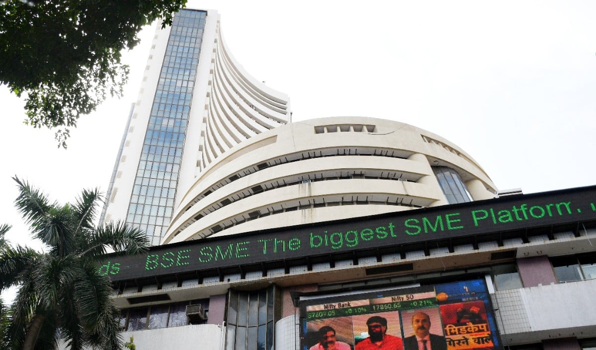 Stock Market Updates | सेंसेक्स-निफ्टी में शानदार रिकवरी! कच्चे तेल में नरमी और FIIs की खरीदारी से शेयर बाजार हरे निशान पर खुला