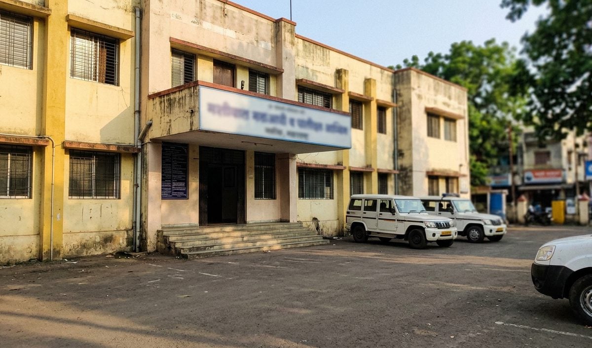 नासिक में अधिकारी की मेज पर कुत्ते छोड़ने वाले Shiv Sena UBT कार्यकर्ता पर केस दर्ज