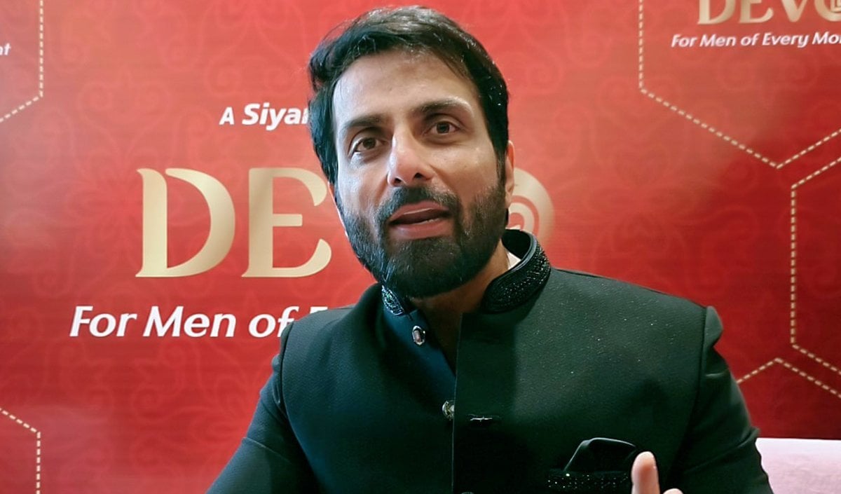 iPhone 18 Pro की बिक्री शुरू, लंबी कतारों के बीच Sonu Sood की एक बात ने छेड़ दी बहस