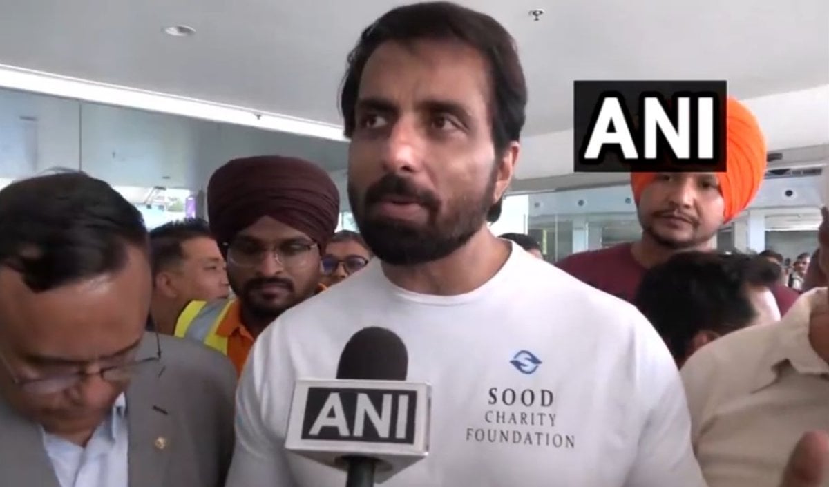 Nepal Floods पीड़ितों की मदद के लिए पहुंचे Sonu Sood, भारत से लेकर गए राहत सामग्री