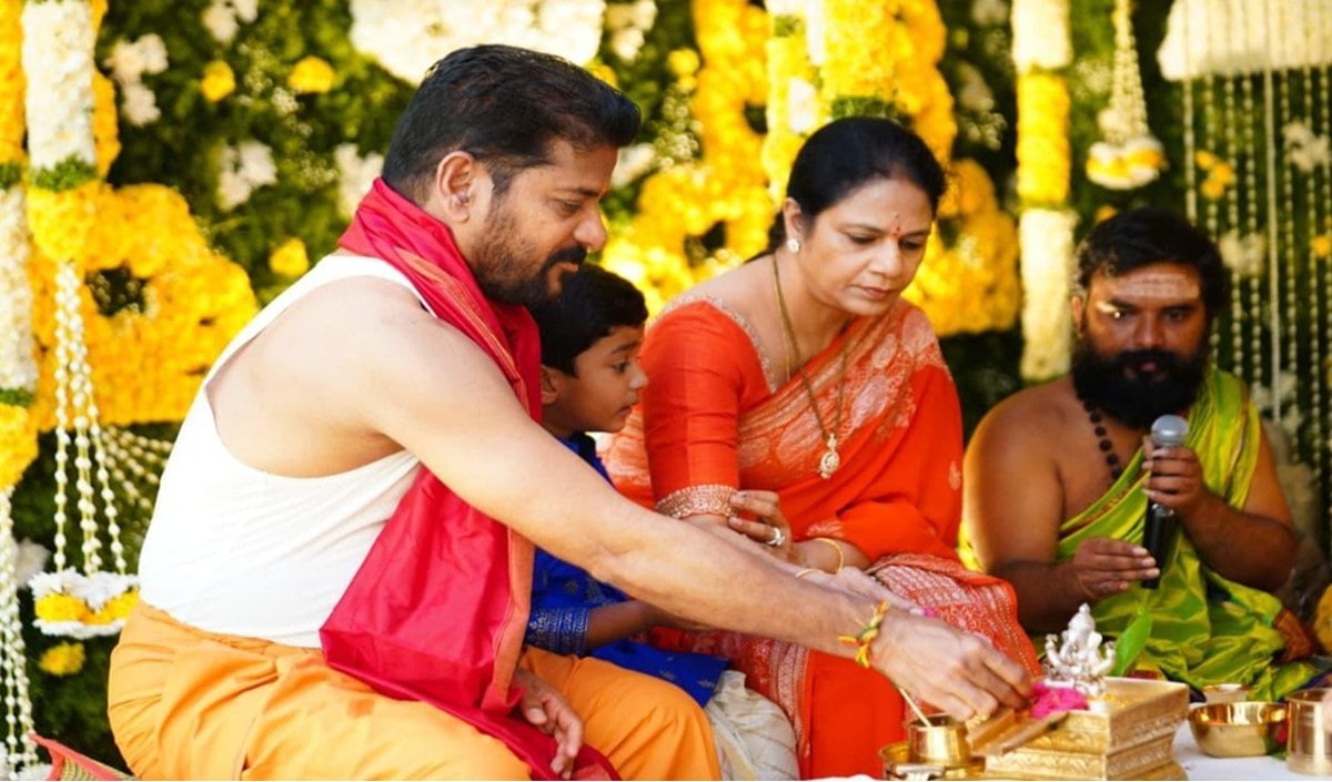 Telangana CM Revanth Reddy ने परिवार संग की Ganpati Puja, राज्यवासियों को दी बधाई