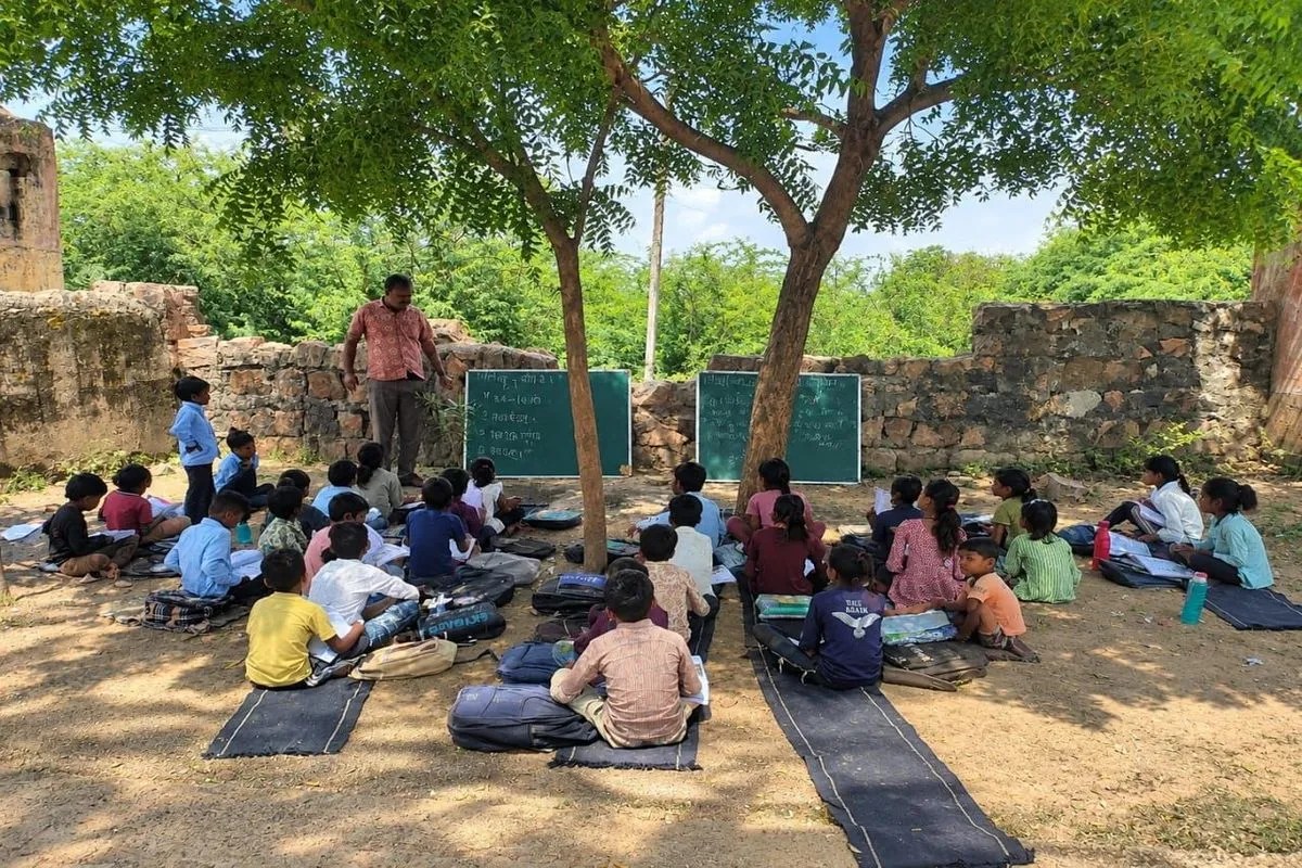 Bundi News : 32 डिग्री तापमान में धूप के साथ खिसक रहा स्कूल, विभाग भी नहीं दे रहा ध्यान