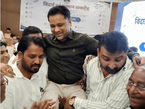 IAS दिव्यांशु पटेल को कंधे पर बैठाकर विदाई:मुरादाबाद के ‘5 बजे वाले नगर आयुक्त’ के ट्रांसफर पर उमड़ा शहर, बागपत के डीएम बने