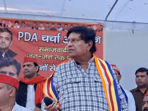 मुरादाबाद में सपा सांसद ने मंच से माइक फेंका:रामजी लाल सुमन के भाषण के बीच बंद हुआ माइक; सपाई मनाते रहे, फिर नहीं बोले