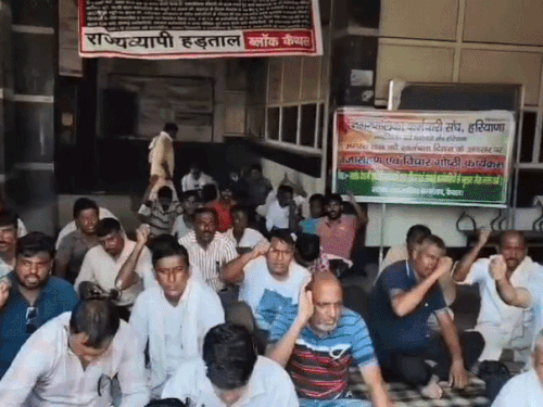 कैथल में सफाई कर्मचारियों की हड़ताल जारी:सड़कों पर फैला कचरा, मंत्री बेदी का आवास घेरने गए सफाईकर्मी