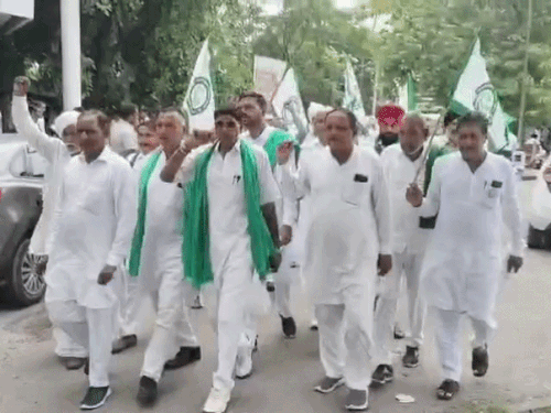 कैथल में किसानों ने किया सचिवालय में प्रदर्शन:धान खरीद 15 सितंबर से करने की मांग, बोले-गन्ने का रेट 600 रुपए हो