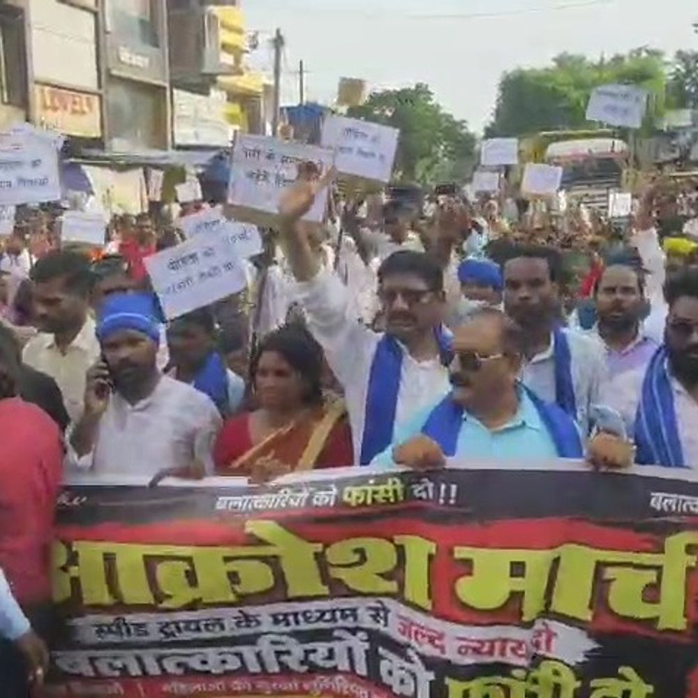 रेप के विरोध में सड़क पर उतरे सैकड़ों लोग:अंबा में युवाओं-महिलाओं ने निकाला आक्रोश मार्च, आरोपियों पर कड़ी कार्रवाई की मांग
