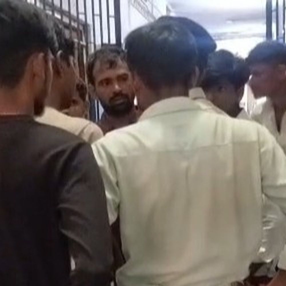 औरंगाबाद में करंट से मजदूर की मौत:काम करते वक्त पैर फिसल गया था, मकान के बगल से गुजर रहा था बिजली का तार