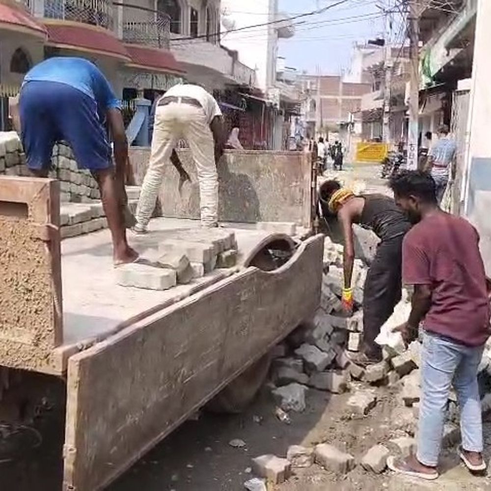 औरंगाबाद में घटिया पेवर ब्लॉक इस्तेमाल करने का आरोप:पुरानी GT रोड से टिकरी को जोड़ने वाली सड़क पर लोगों का प्रदर्शन; काम रुकवाया