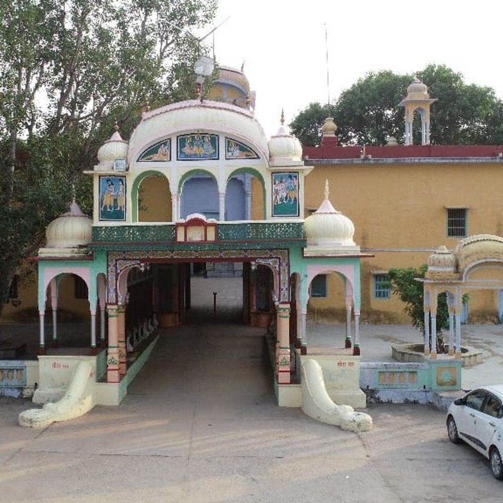 नारनौल में बाबा रामेश्वरदास की प्रतिमा हटाने को लेकर विवाद:उपप्रधान ने जयपुर निवासी प्रधान तथा दिल्ली के रहने वाले सदस्यों पर दर्ज कराई FIR