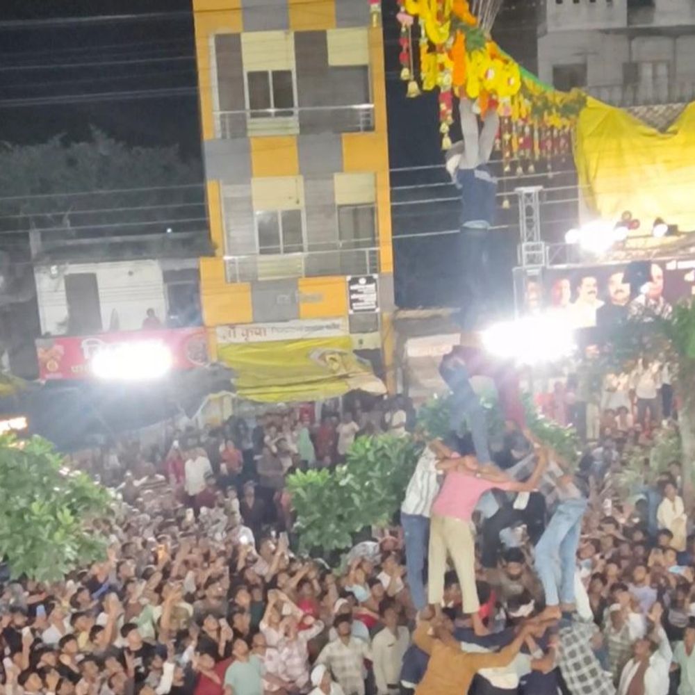 रतलाम में आधी रात गूंजे कृष्ण जन्म के जयकारे:60 फीट ऊंची दही हांडी पहली कोशिश में फूटी, 35 साल में पहली बार हुआ ऐसा