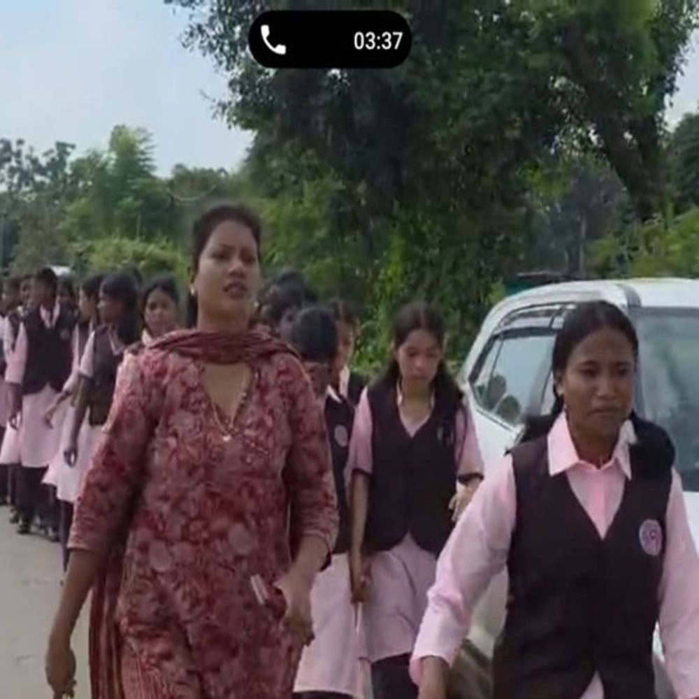 कलेक्टर से मिलने पैदल निकलीं एकलव्य स्कूल की छात्राएं:ट्राइबल एसी भागने पहुंचे, बस की व्यवस्था कराई, अव्यवस्थाओं को लेकर नाराजगी