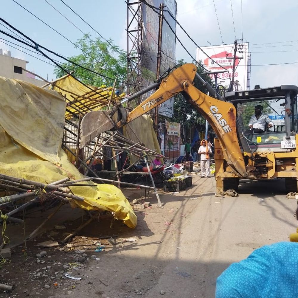 कोतवाली-जयस्तंभ मार्ग पर 50 से ज्यादा दुकानदारों पर कार्रवाई:3 अवैध अतिक्रमण पर चला बुलडोजर,11 दुकानों की प्रचार सामग्री जब्त