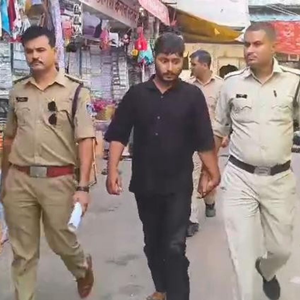 रतलाम में राह चलते छेड़ा, कमेंट्स किए:युवती ने युवकों का वीडियो बनाया; पुलिस ने हुलिए से तलाशकर आरोपी का निकाला जुलूस
