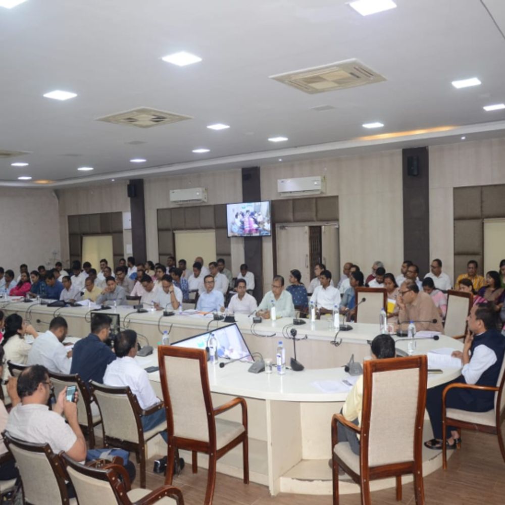 सेवा संकल्प अभियान की तैयारियों की कलेक्टर ने की समीक्षा:लोक सेवा गारंटी के आवेदन समय-सीमा में निपटाने के निर्देश, लापरवाही पर कार्रवाई की चेतावनी