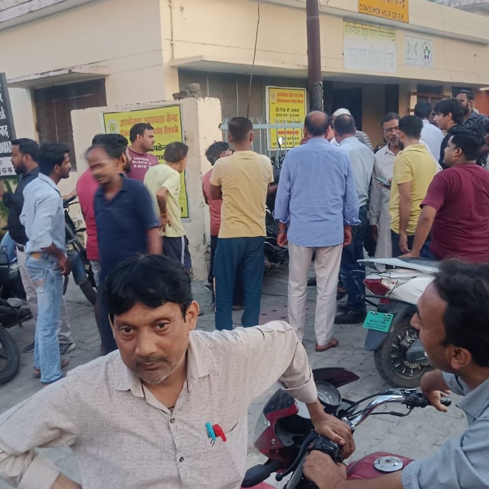मुरादाबाद में दौलतबाग की बिजली सप्लाई 12 घंटे से ठप:आक्रोशित लोगों ने बिजलीघर घेरा; हंगामा और नारेबाजी