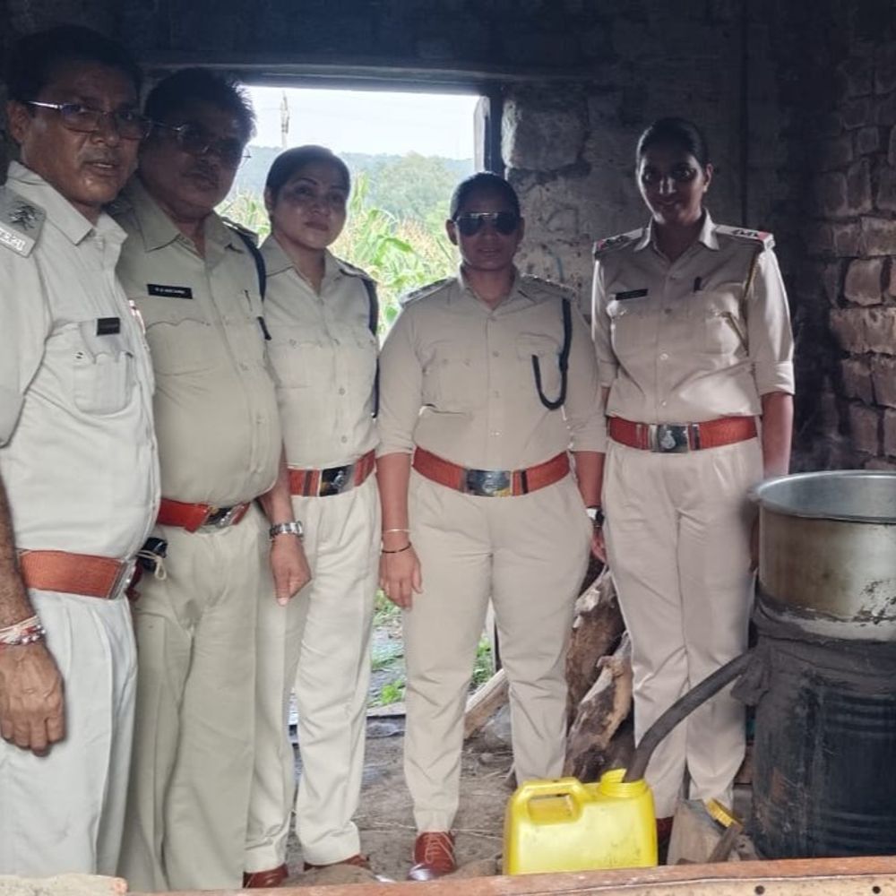 भोपाल के रसूलिया भानपुर में आबकारी की दबिश:घर में मिली हाथ भट्‌टी; तरावली जोड़ पर सड़क किनारे बेचते मिली महिला