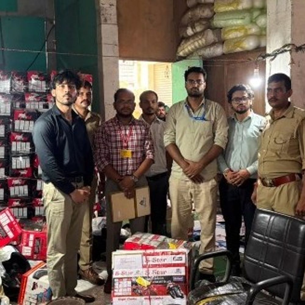 बिना मानक हेलमेट की बिक्री पर BIS का शिकंजा:गाजियाबाद में हेलमेट और पैकेजिंग सामग्री जब्त, LPG रेगुलेटर भी लिया