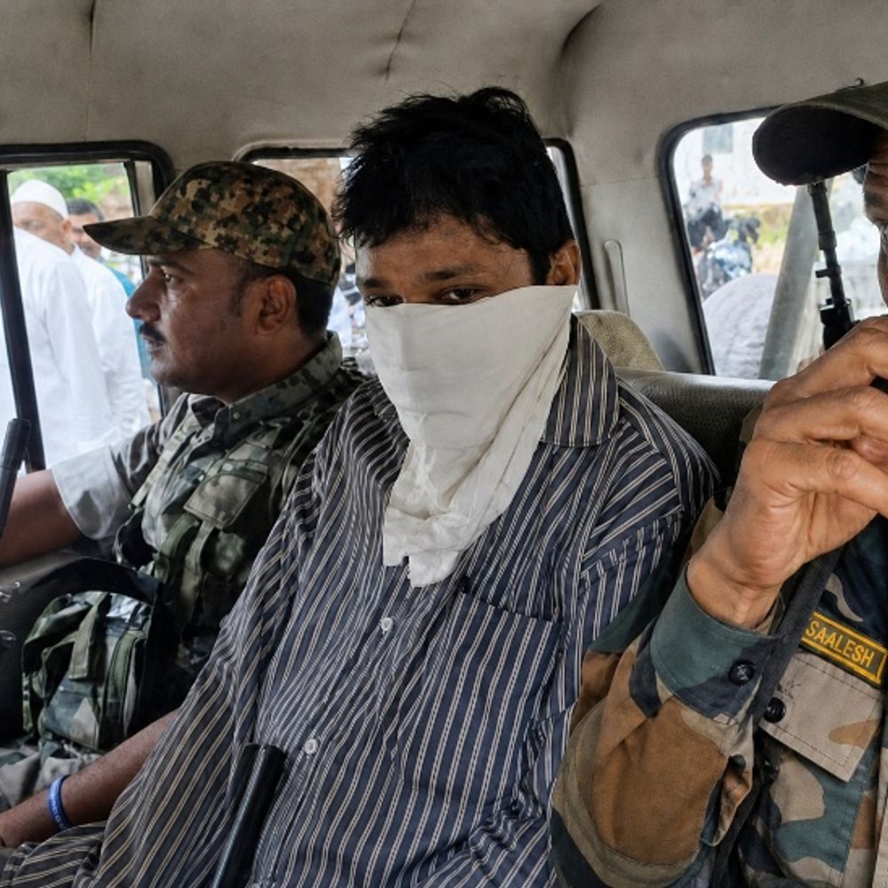 चतरा में राजस्व कर्मचारी 15 हजार घूस लेते गिरफ्तार:जमीन म्यूटेशन के नाम पर एसीबी ने रंगे हाथ पकड़ा, कार्यालय में मचा हड़कंप