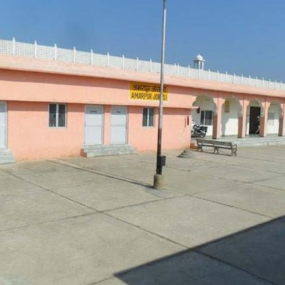 नारनौल में अमरपुर जोरासी स्टेशन का प्लेटफॉर्म हुआ हाई लेवल:यात्रियों को ट्रेन में चढ़ने-उतरने में होगी सुविधा, जीलो में भी काम पूरा