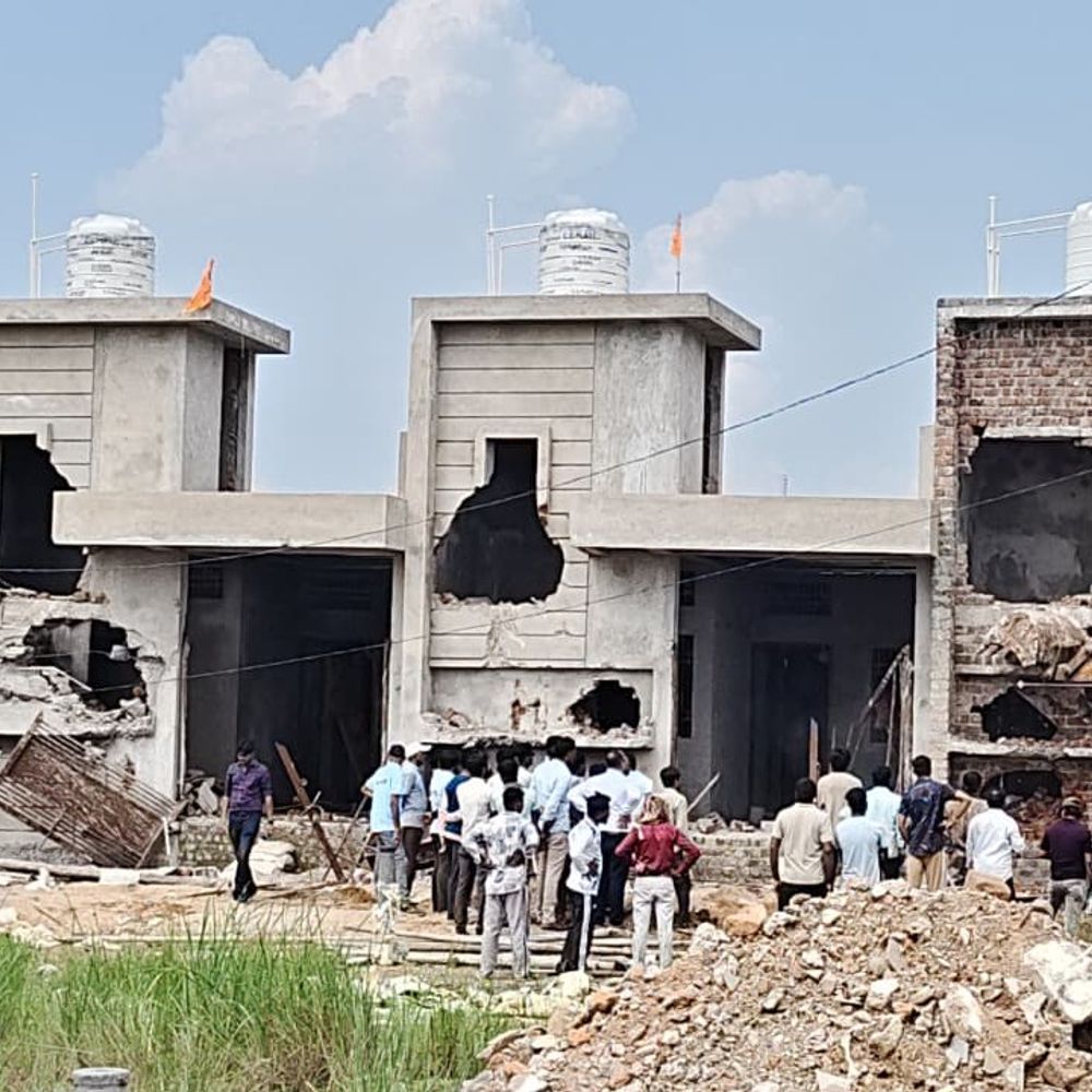 रावतपुरा फेस-2 में बुलडोजर एक्शन:40 मकानों को नोटिस, एक दर्जन बुलडोजर लेकर पहुंची निगम की टीम