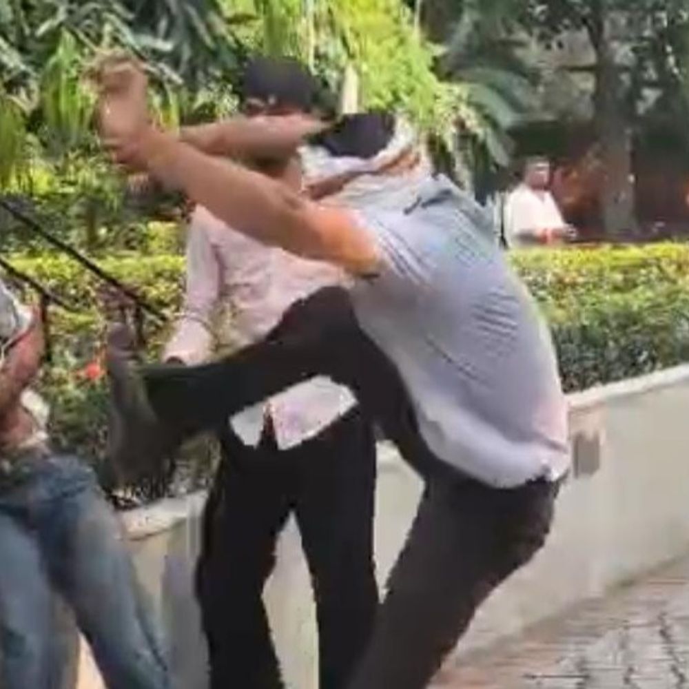 मेरठ कॉलेज में जमकर बवाल, पुलिस के सामने भिड़े स्टूडेंट:लात, घूंसों से एक दूसरे को पीटा, घबराकर भागी छात्राएं