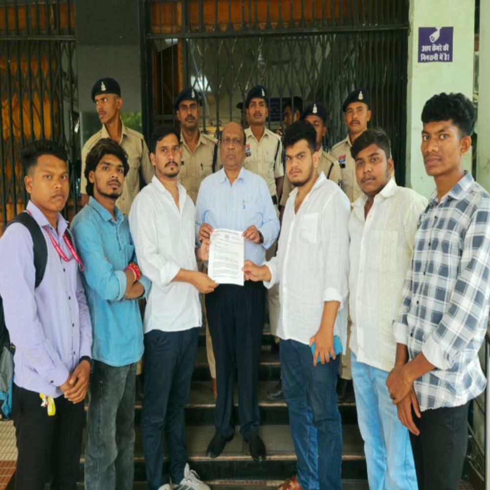 राज्य सरकार के आदेश के बाद भी नहीं मिला एडमिशन:NSUI ने विश्वविद्यालय पहुंचकर सौंपा ज्ञापन, कुलपति-रजिस्ट्रार के नहीं मिलने पर जताई नाराजगी