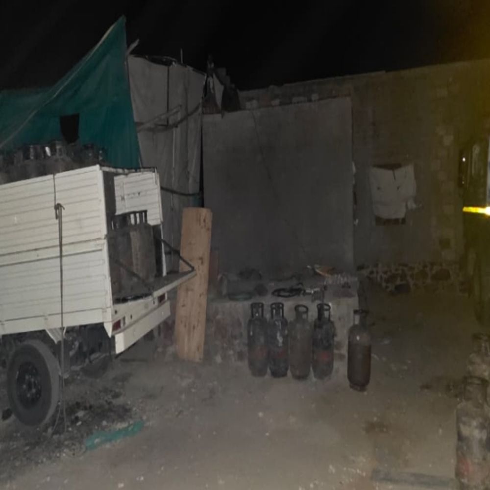 रिफाइनरी से जोधपुर जा रहे LPG टैंकर से गैस चोरी:3-3 कॉमर्शियल सिलेंडर जोड़कर भर रहे थे गैस, पुलिस को देखकर आरोपी फरार