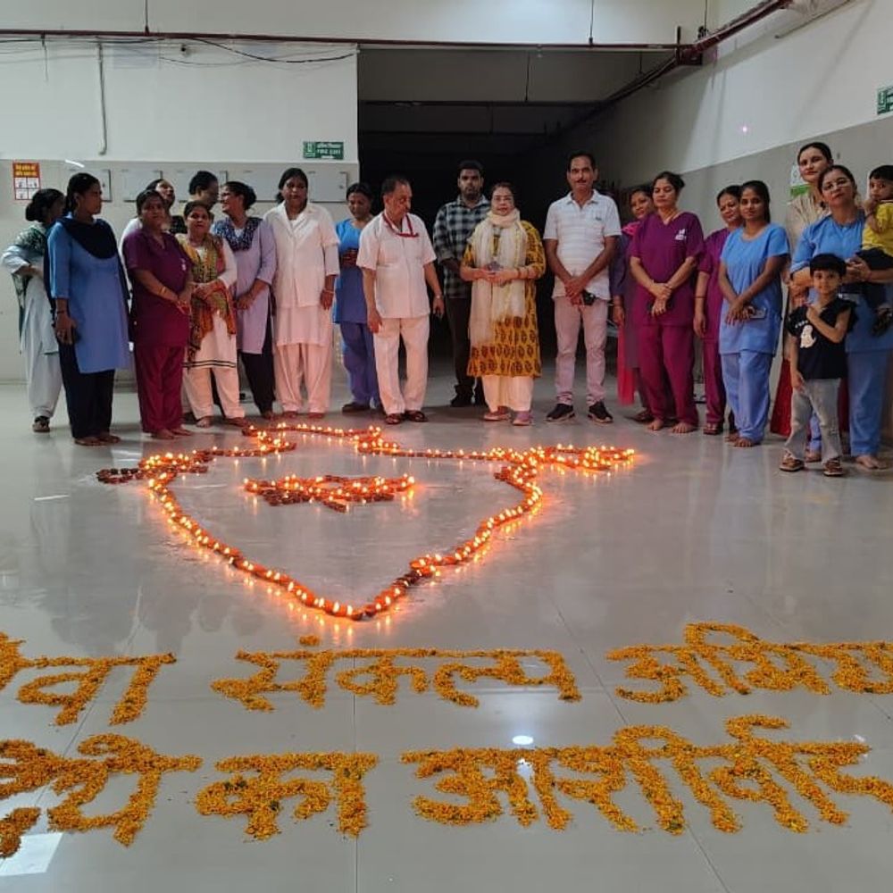 महिला अस्पताल में सेवा-संकल्प अभियान के तहत दिनभर हुए कार्यक्रम:शाम को अस्पताल परिसर में दीप प्रज्वलित कर दिया सेवा और मानवता का संदेश