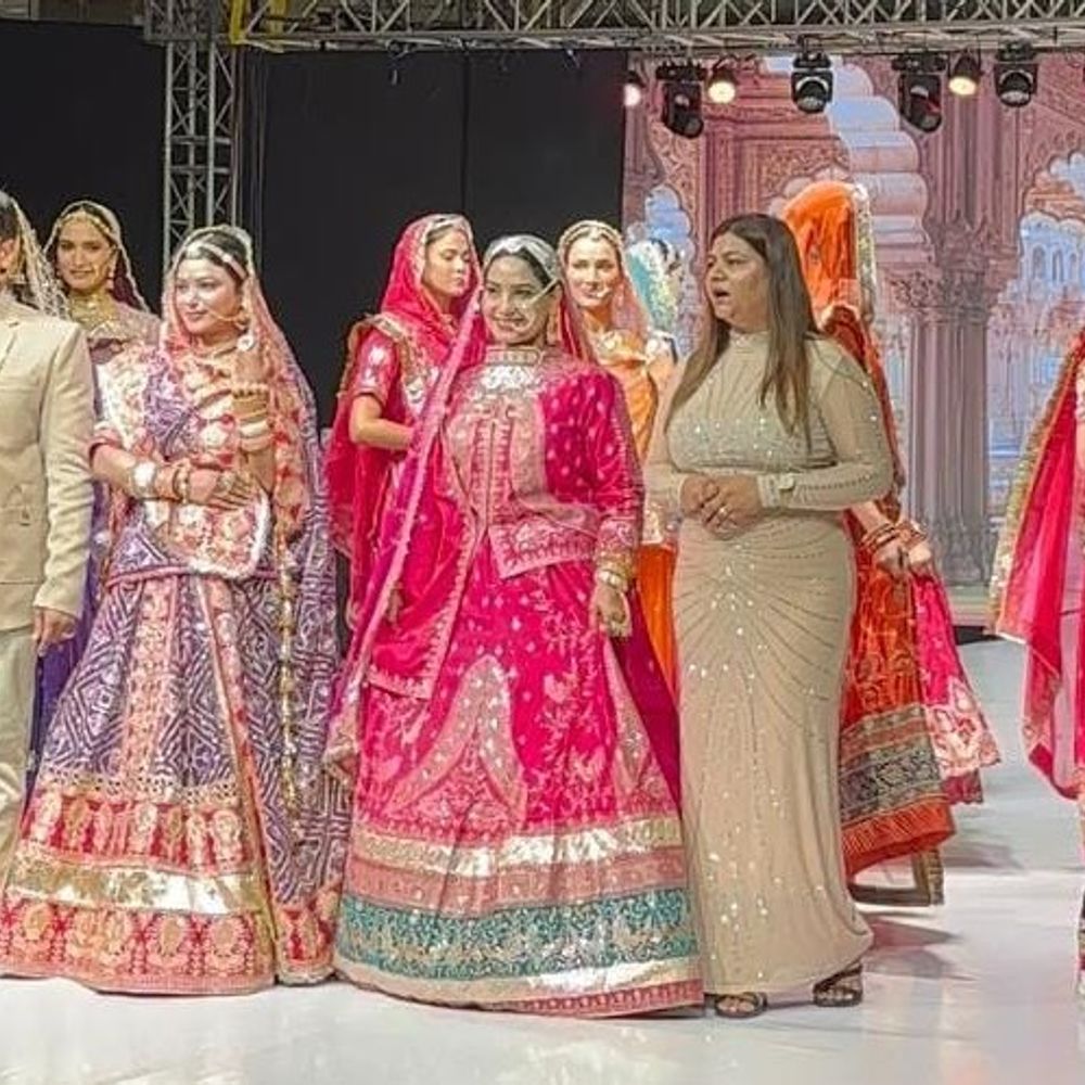 आगरा में सजा फैशन और ग्लैमर का मंच:एक्ट्रेस ईशा गुप्ता बोलीं- आगरा दिल के करीब, पेठा लेकर जा रही हूं