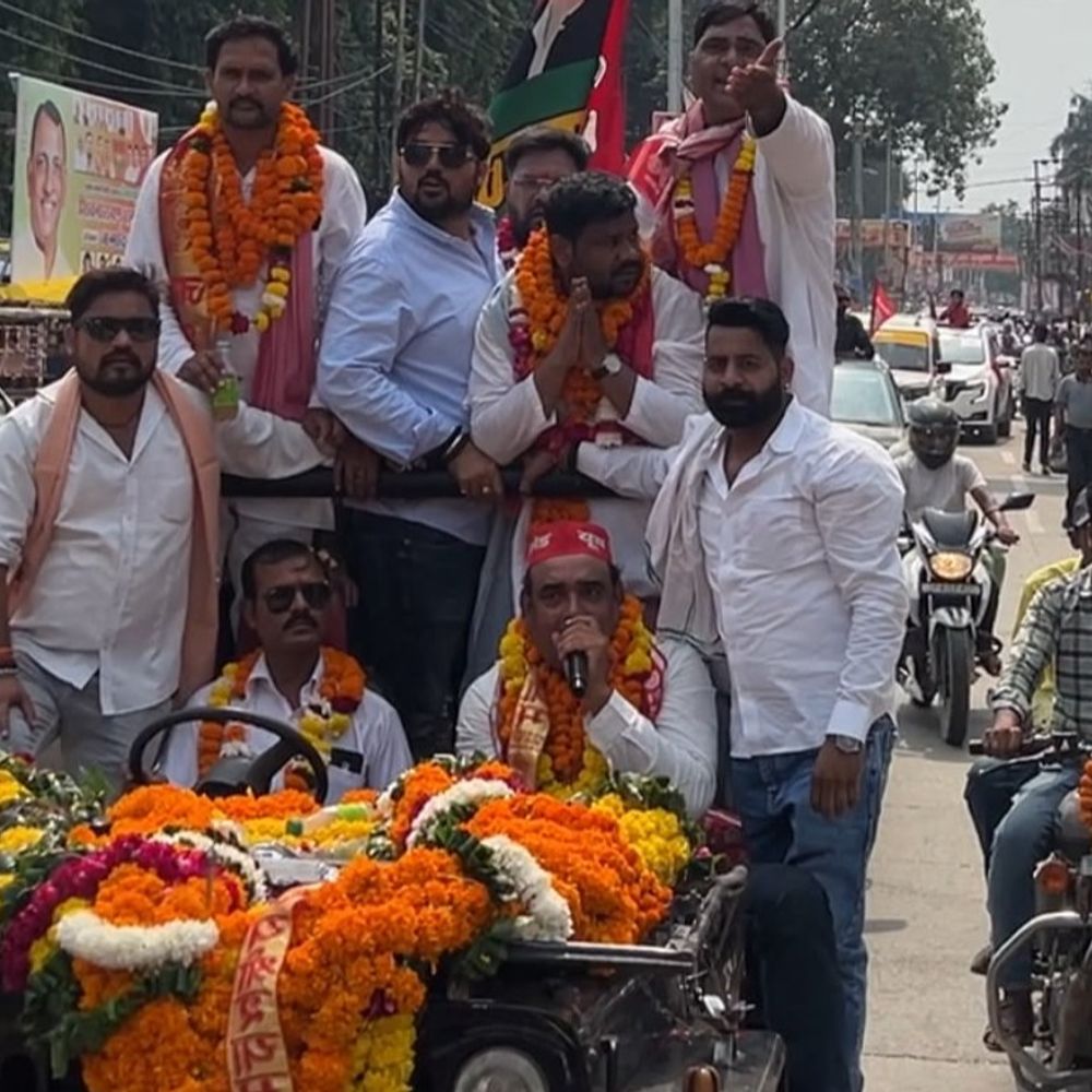 सपा युवजन सभा के नए जिलाध्यक्ष का जोरदार स्वागत:अलीगढ़ पहुंचे नए जिलाध्यक्ष रवि सैनी, पनैठी चौराहे से खुली जीप में निकला स्वागत जुलूस