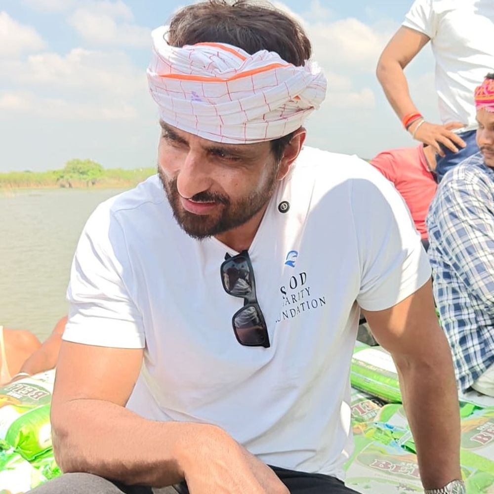 बेगूसराय के बाढ़ प्रभावित इलाकों में पहुंचे सोनू सूद:10 हजार परिवार को मदद; बोले- एक बिहारी सौ पर भारी, अपनी मेहनत से दोबारा खड़े हो जाएंगे