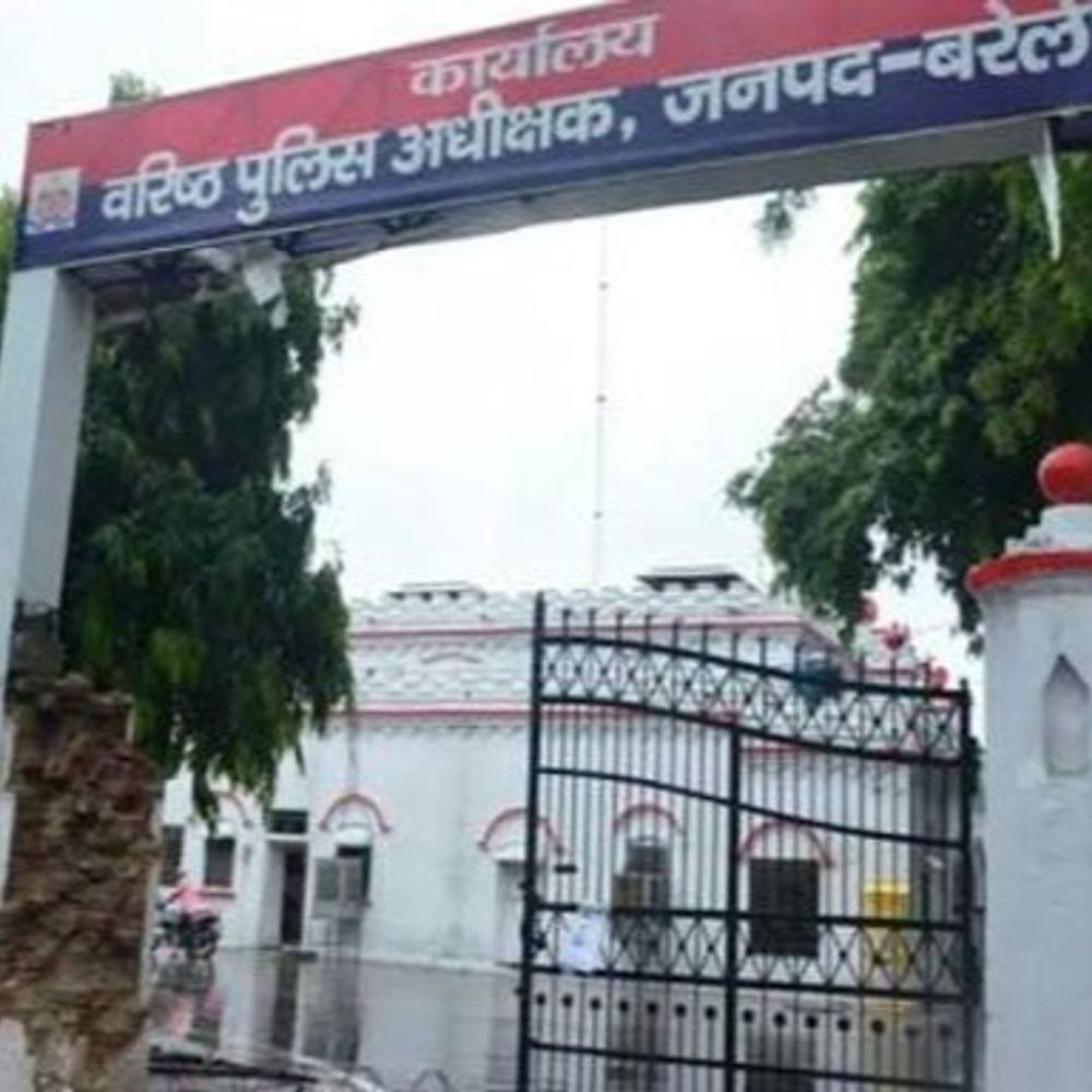 पुलिस ऑफिस के बाहर महिला ने किया आत्मदाह का प्रयास:पुलिस ने दो युवकों को गिरफ्तार किया, परिवार ने लगाए उकसाने के आरोप