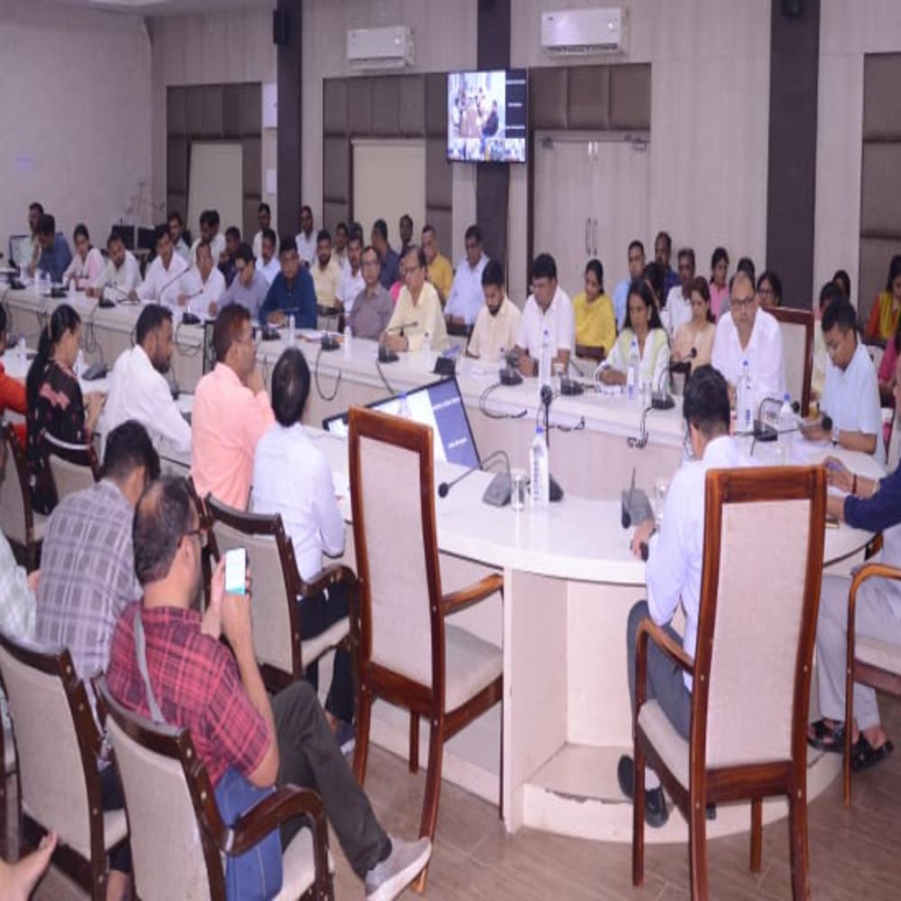 पीएम किसान में खाता सुधार अभियान चलाने के निर्देश:कलेक्टर ने समय-सीमा के मामलों की समीक्षा की, सभी जोन में सफाई और स्ट्रीट लाइट दुरुस्त होगी