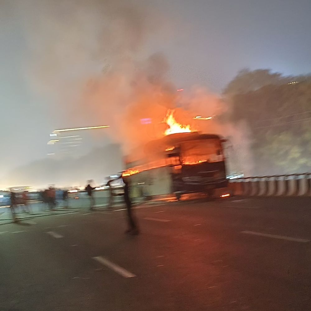 गुरुग्राम बस अग्निकांड हादसे के तीन आरोपी अंडरग्राउंड:जमानत मिलने के बाद पेश ही नहीं हुए, कोर्ट ने जारी किए गिरफ्तारी वारंट