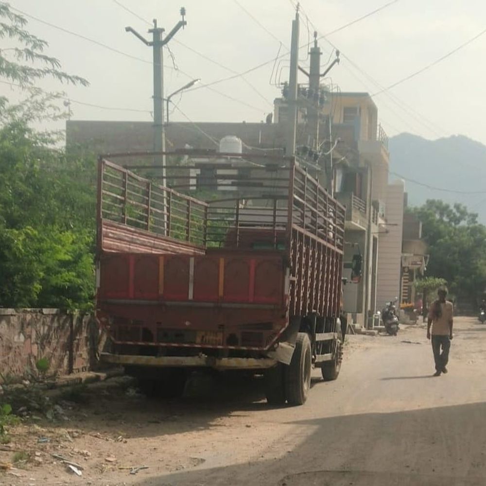 एक ही रात में 3 वाहनों की बैटरी चोरी:ईको कार में आए चोर, पहले भी इलाके से गायब हुई बैटरियां